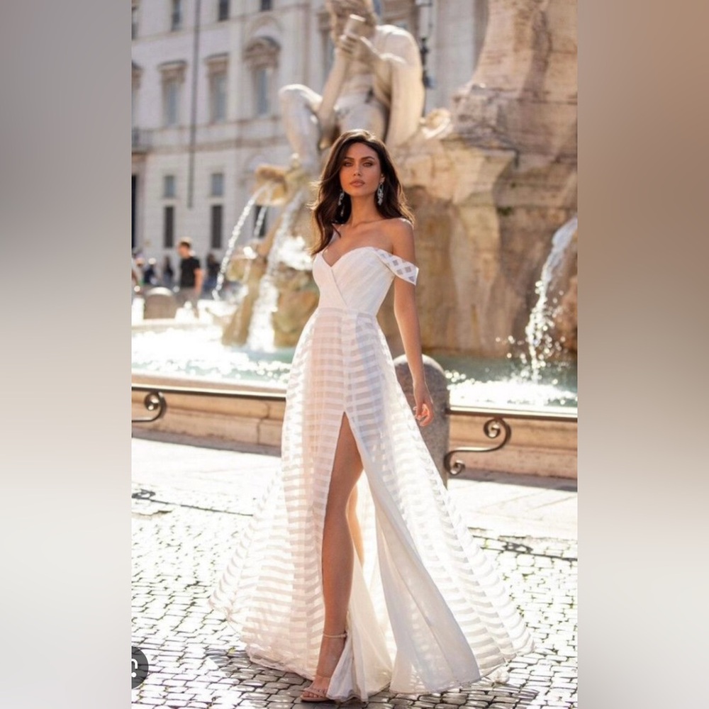Alamour the Label White Sandy Gown Size S